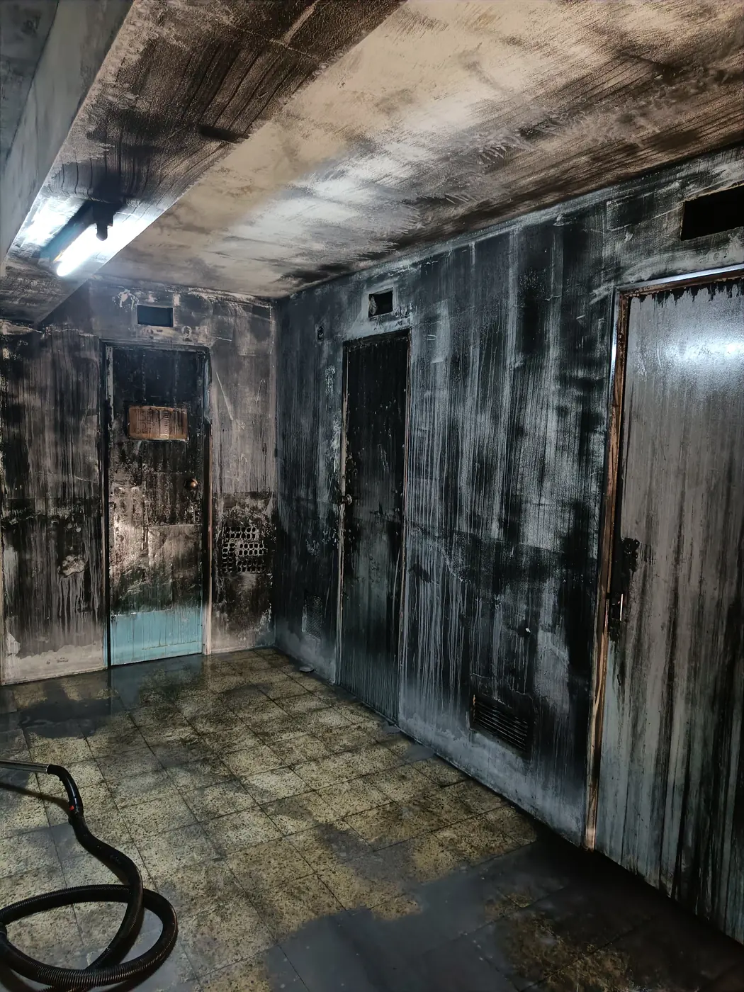 Antes y después de una intervención real en vivienda afectada por humo